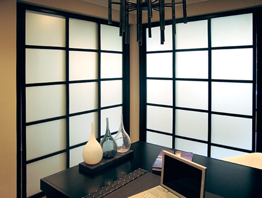 Угловая перегородка в японском стиле с матовым стеклом Уссурийск