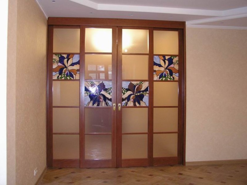 Перегородка с цветными стеклянными вставками Уссурийск