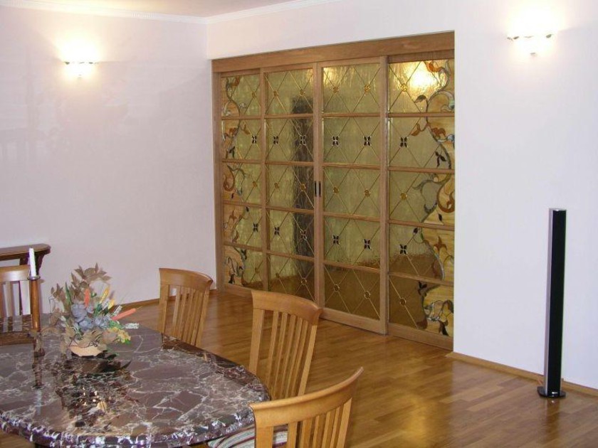 Перегородка для гостиной с цветным стеклом и декоративными вставками Уссурийск