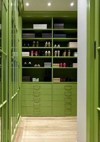 Г-образная гардеробная комната в зеленом цвете Уссурийск