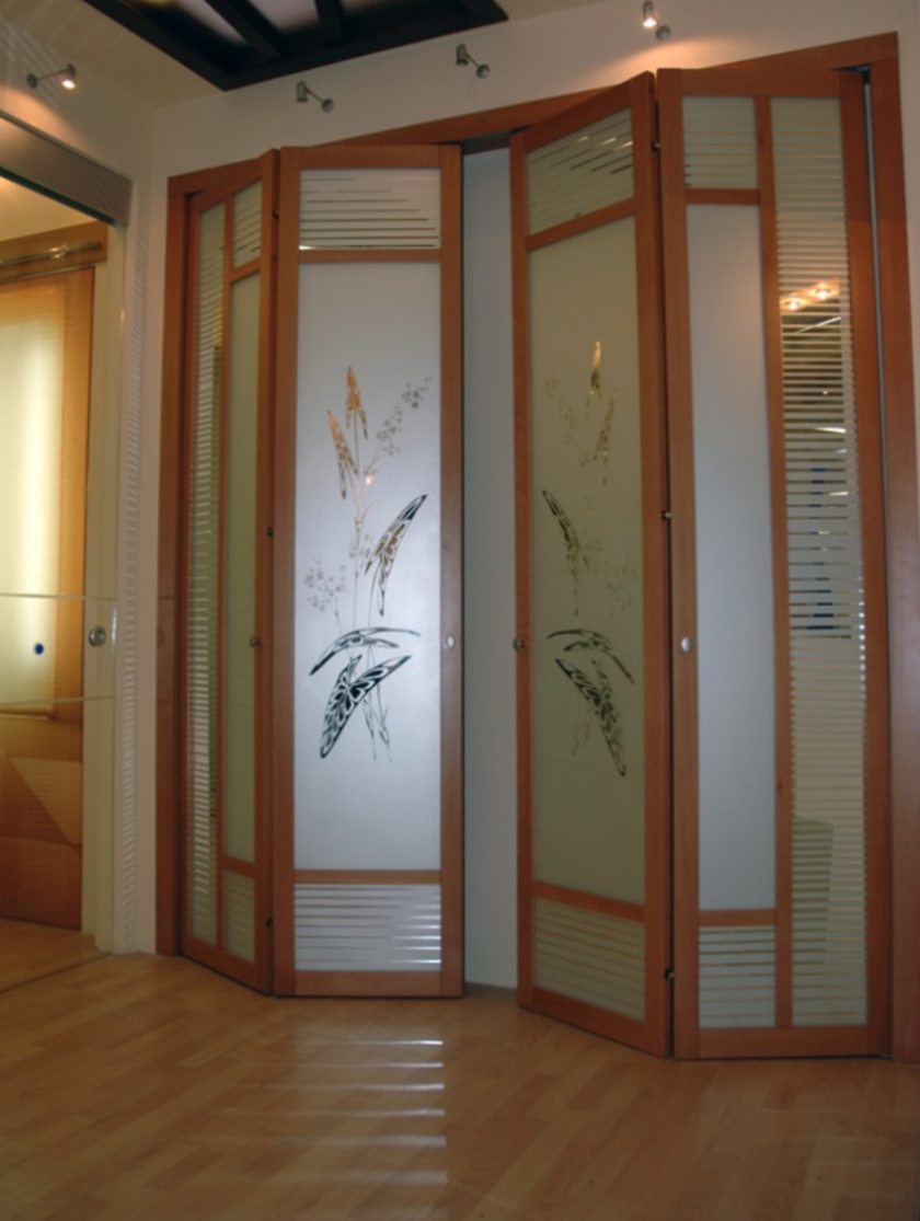 Широкие двери гармошка с матовым стеклом и рисунком Уссурийск