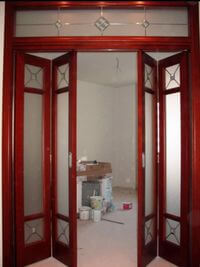 Дверь гармошка с декоративными стеклянными вставками Уссурийск
